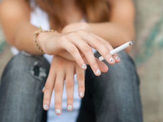 Las muertes por consumo de tabaco aumentan en mujeres y disminuyen en hombres